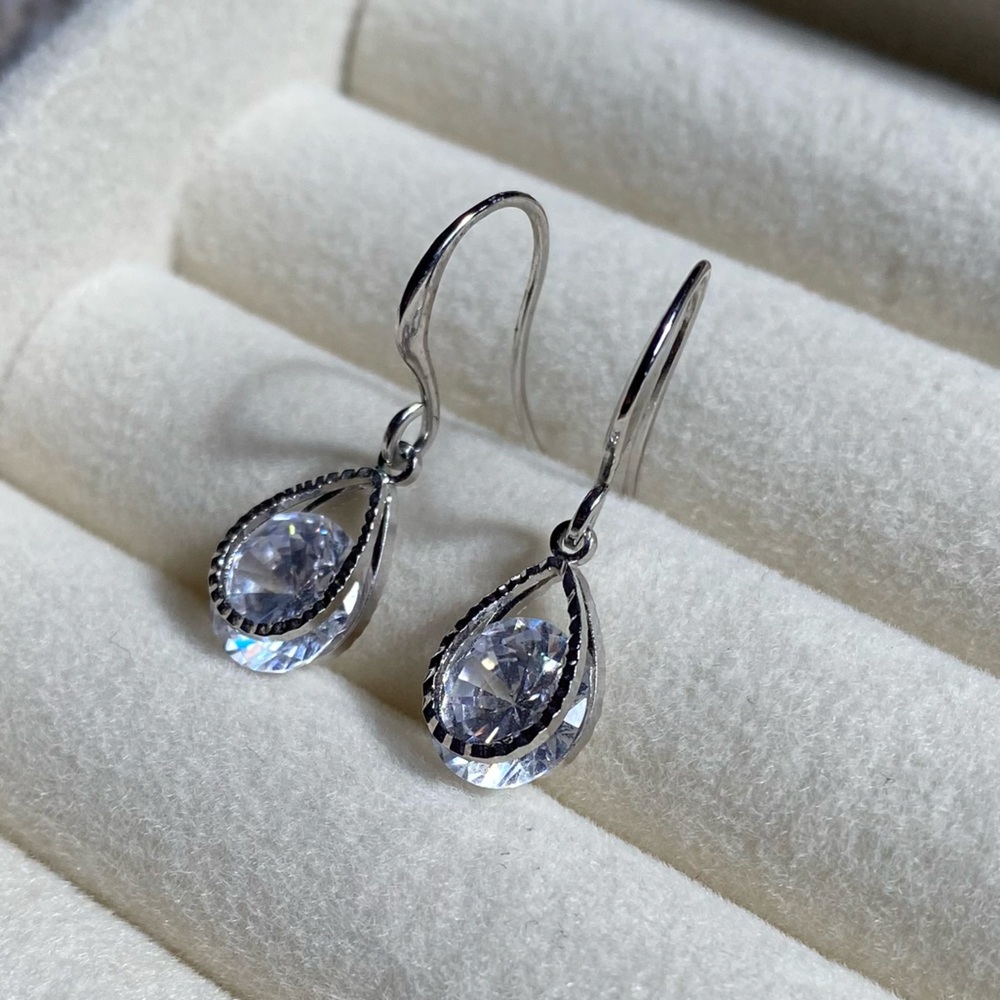 Elegant teardrop dangle earrings